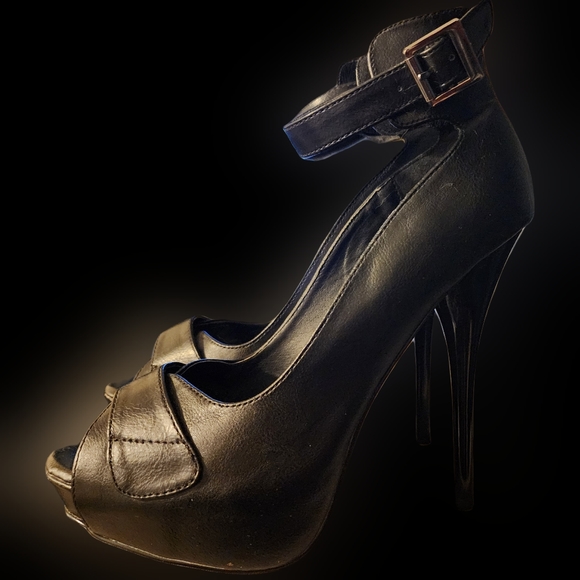 Venus Women's Size 6.5 Black Stilleto Heels - Picture 1 of 4